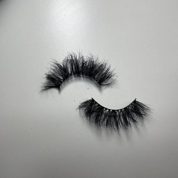Girl Boss Mink Reusable False Eyelashes - Picture 2 of 4